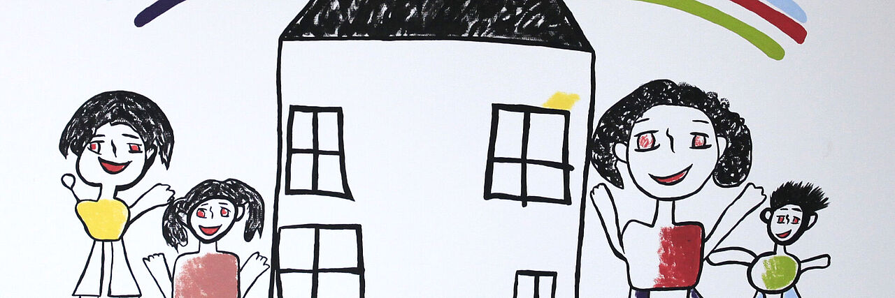 Eine Kinderzeichnung von einem Haus und einer Familie vor dem Haus ist zu sehen. Die Zeichnung ist teilweise ausgemalt und scheint von einem jungen Schulkind zu sein.