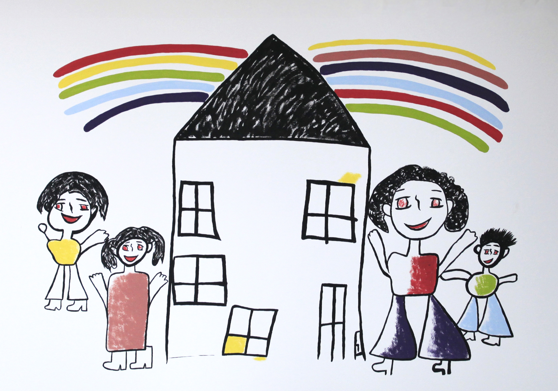 Eine Kinderzeichnung von einem Haus und einer Familie vor dem Haus ist zu sehen. Die Zeichnung ist teilweise ausgemalt und scheint von einem jungen Schulkind zu sein.