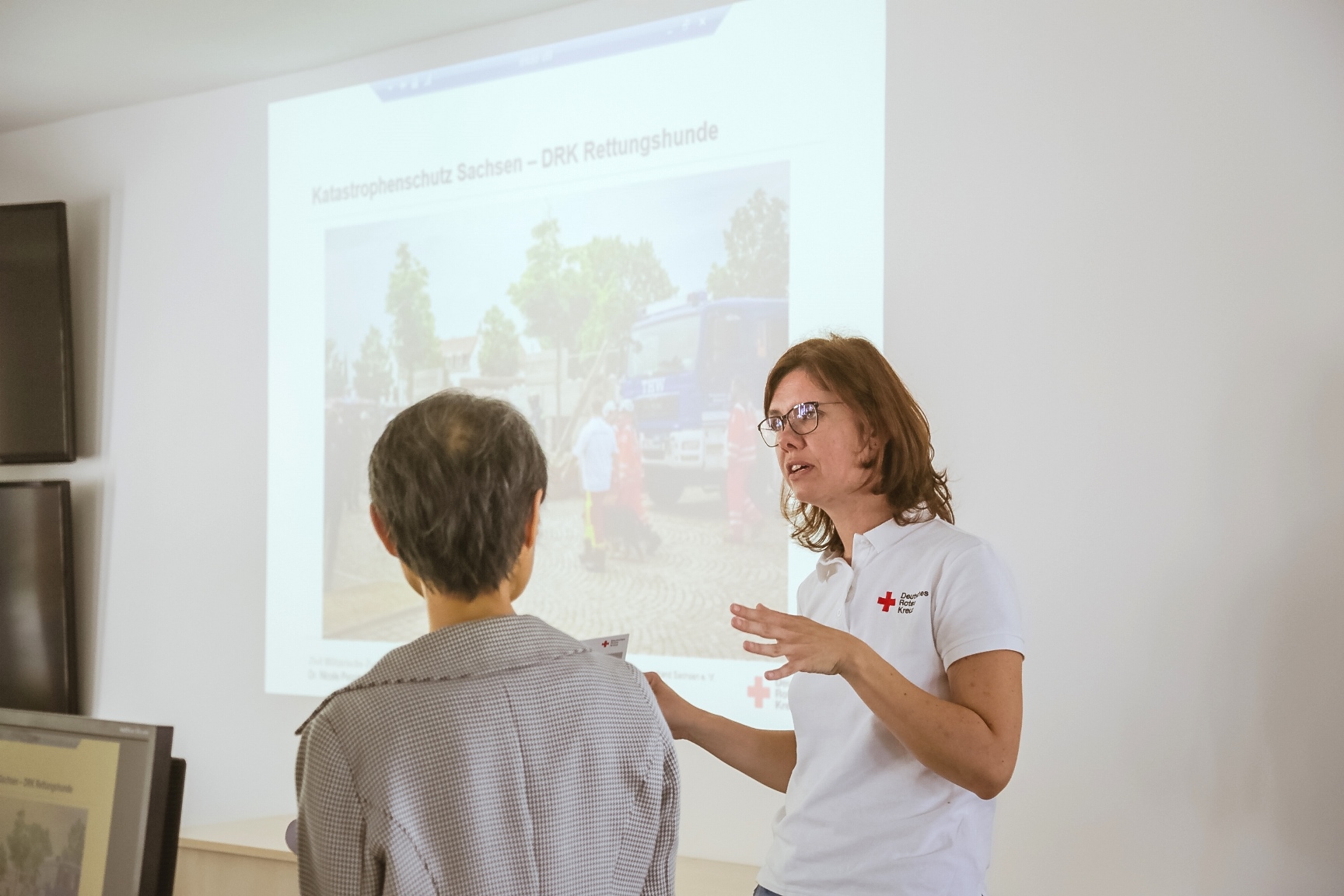 Eine DRK Mitarbeiterin präsentiert die Arbeit des DRK mit einer Powerpoint-Präsentation.