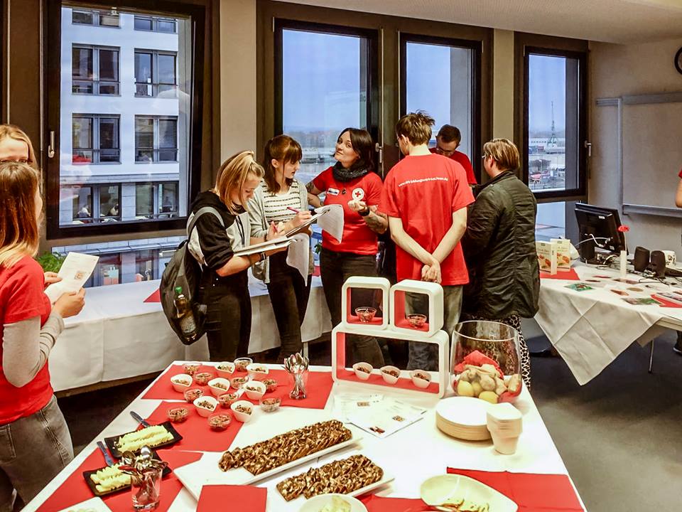 Die Diätassistenten haben einen Tisch mit verschiedenen Kleinigkeiten zum Probieren vorbereitet.