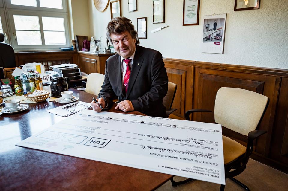 Der Vorstand der Bäckerei Bärenhecke unterschreibt den Spendenscheck für den Kinderhilfsfonds Sachsen.