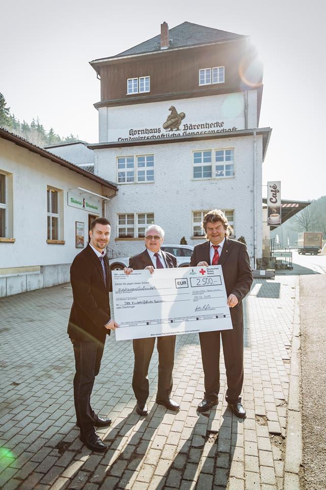 Scheckübergabe: Bärenhecke an Kinderhilfsfonds Der Präsdident des DRK Sachsen nimmt den Scheck vom Vorstand der Bärenhecke entgegen.