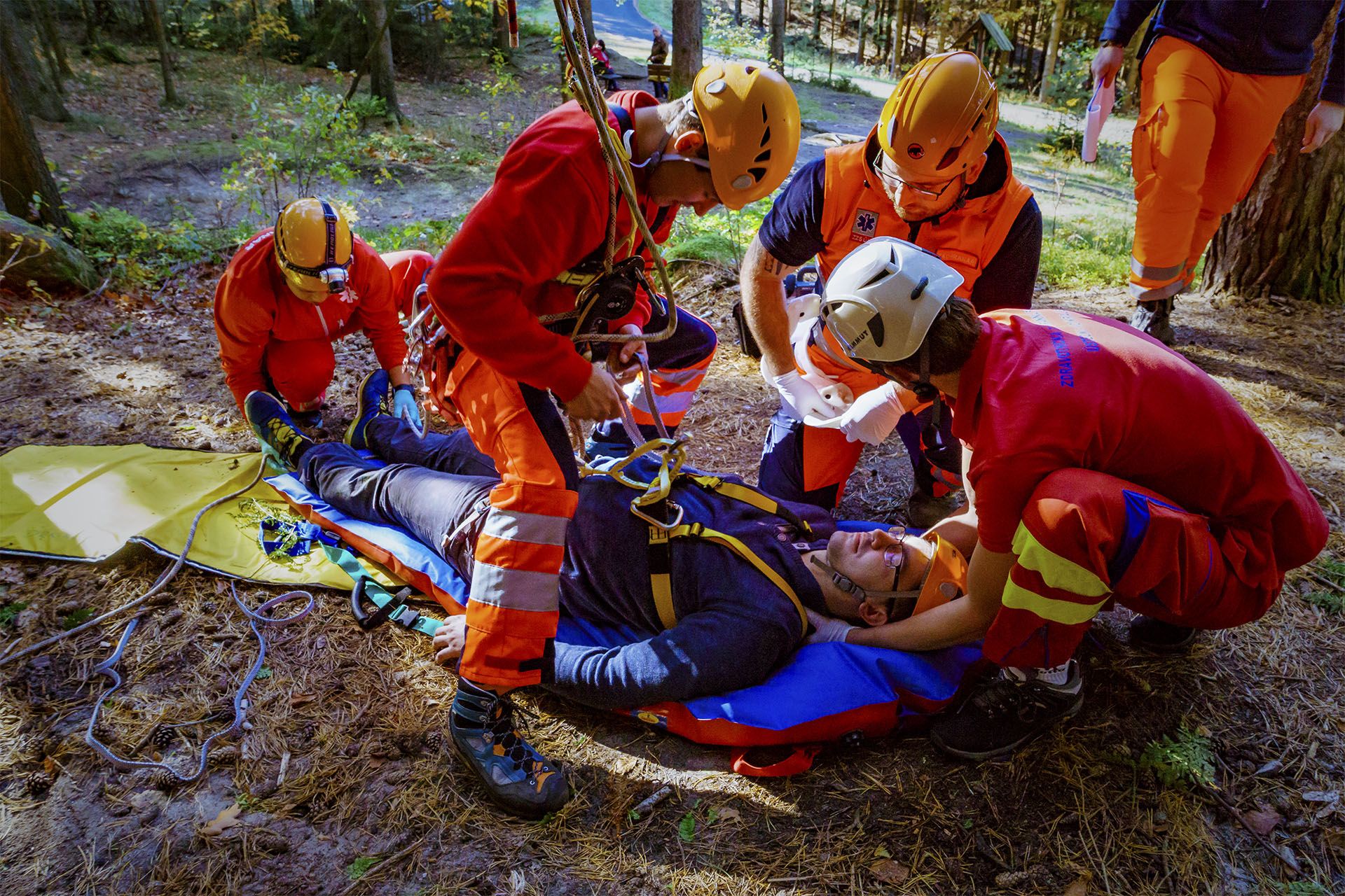 Mehrere Rettungskräfte aus Sachsen und Tschechien kümmern sich um einen Verletzten bei einer gemeinsamen Übung.