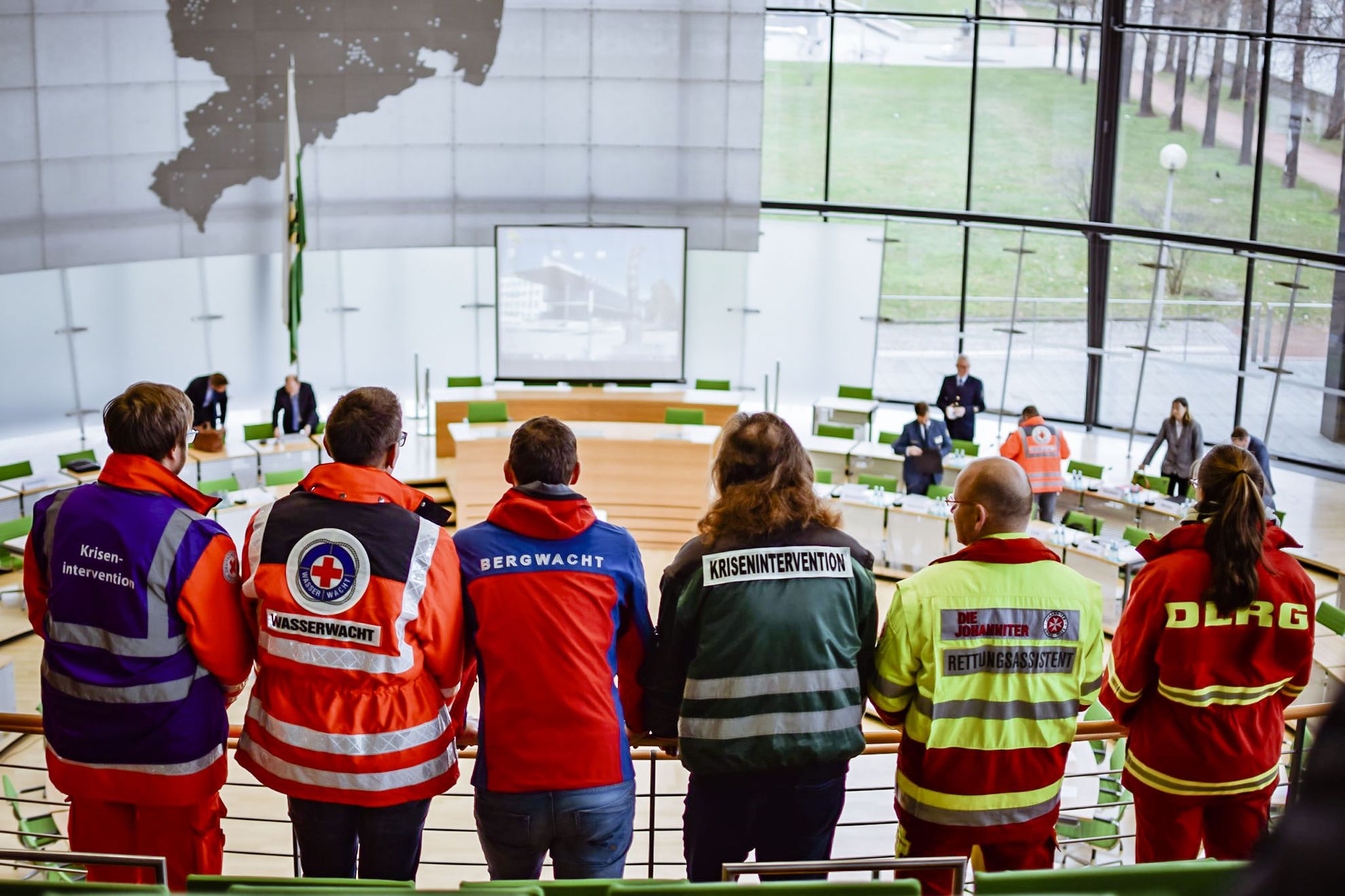 Helfer der weißen Hilfsorganisationen im Landtag