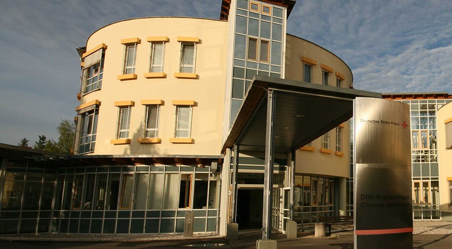 Das Gebäude des DRK Krankenhauses Chemnitz ist bei Sonne fotografiert.