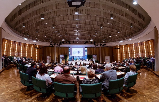 Das Foto zeigt einen Ausschnitt des Plenarsaals während der Landesversammlung. 