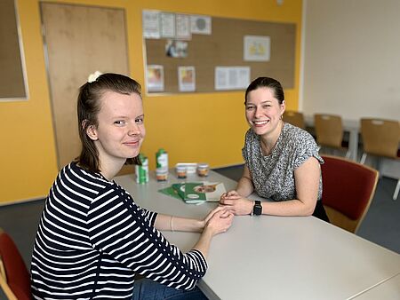 Diätassistentin Eleni und Celine sitzen am Beratungstisch