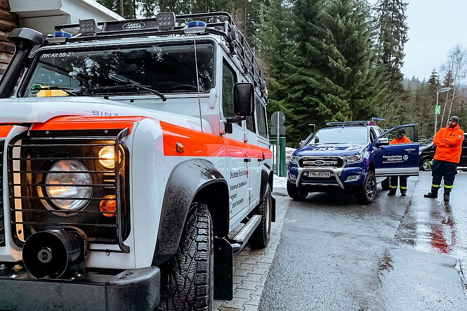 Der Jeep des DRK Dippoldiswalde steht am Rande der Eisbahn. Der Geländewagen des THW steht hinter ihnen.