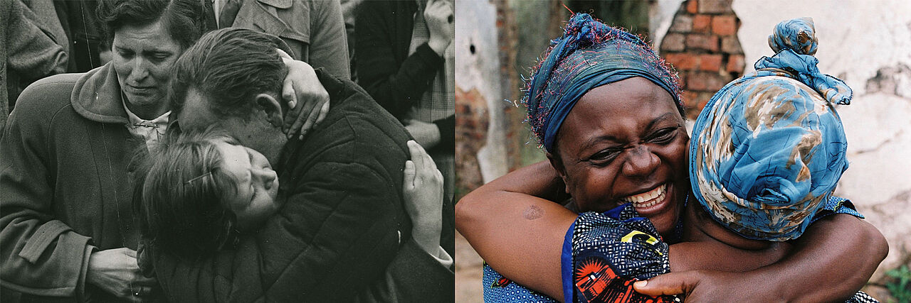 Zwei Fotos sind nebeneinander zu sehen. Links ist ein Schwarz-weiß-Foto und recht ein farbiges Foto. Auf beiden umarmen sich zwei Menschen glücklich, während um sie herum Tumult ist.