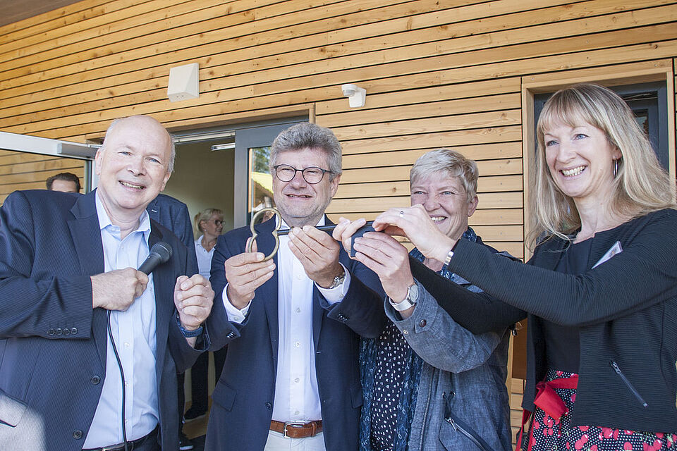 Dr.-Ing Günther, Herr Unger und Frau Stolp übergeben symbolisch den Schlüssel an Manuela Kirmes, Leiterin der Kita.