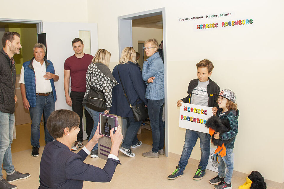 Familien besichtigen die Kita Herbies Rabenburg