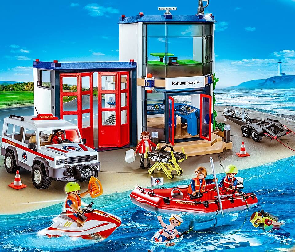 Beim Mega-Set sind eine Rettungswache, ein Geländefahrzeug und ein Boot enthalten.