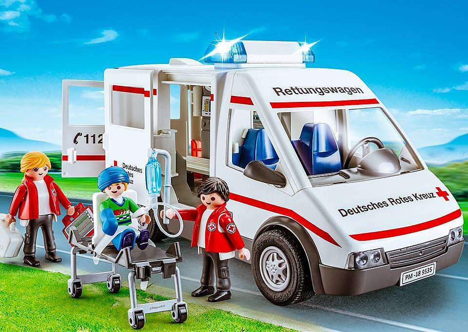 Ein Playmobil Rettungswagen, zwei Sanitäter, ein Verletzter, eine Liege sowie ein Infusionsbeutel sind abgebildet.