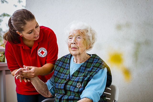 Rentnerin mit Altenpflegerin