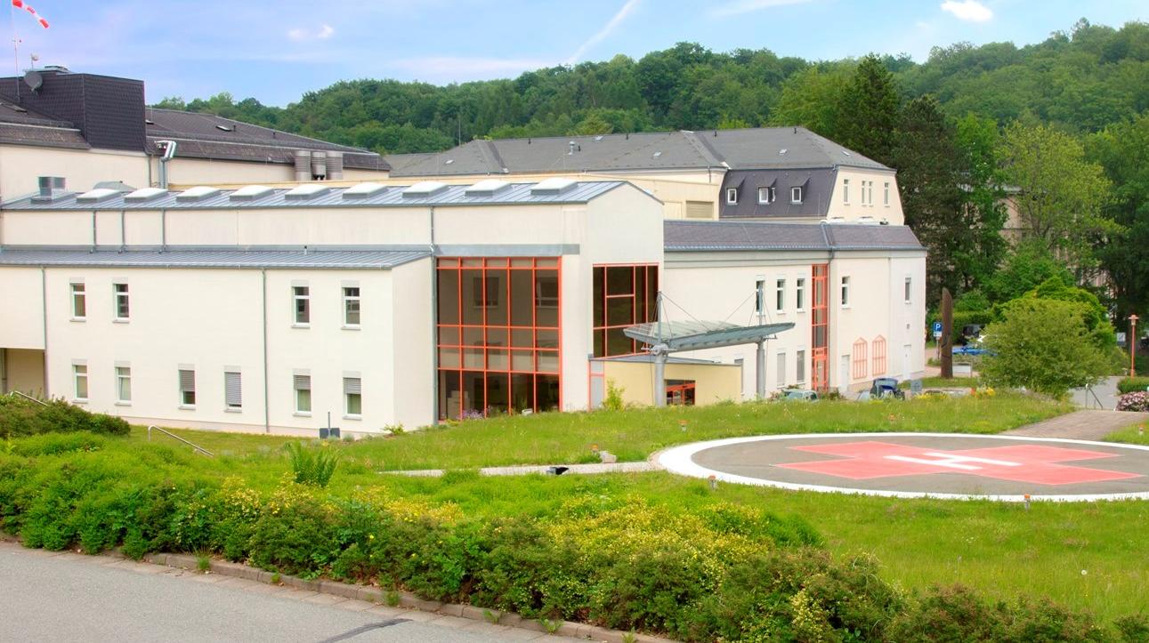DRK Krankenhaus Lichtenstein Das DRK Krankenhaus Lichtenstein ist zu sehen. Neben dem Krankenhaus ist ein großer Hubschrauberlandeplatz.