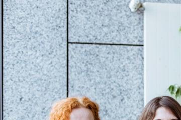 Fünf Mitarbeiterinnen des Projektes "Vielfalt in Sachsen" stehen vor einer großen Pflanze und lächeln in die Kamera.