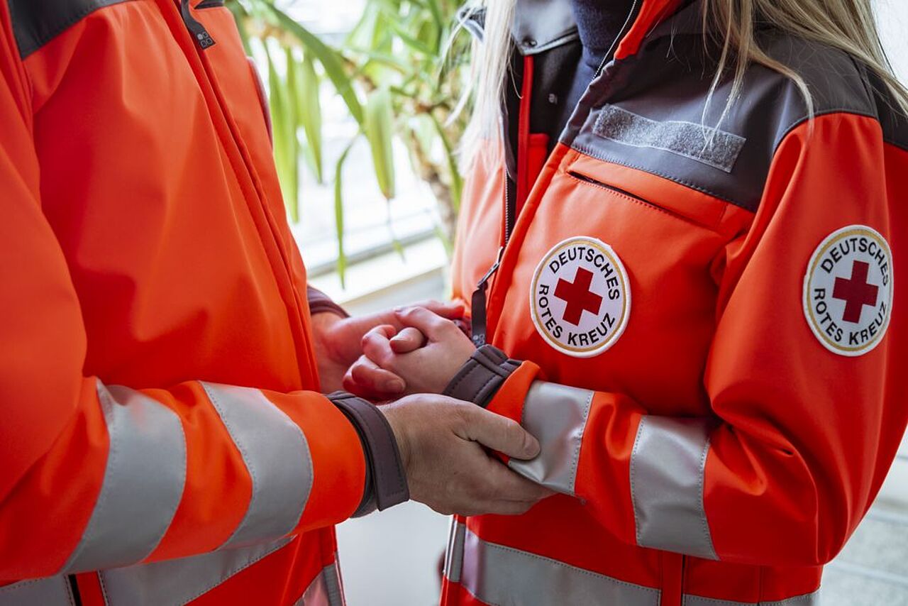 Nach einem belastenden Einsatz bietet das Deutsche Rote Kreuz in Sachsen viele Unterstützungsmöglichkeiten. Über eine zentrale Rufnummer stehen Ihnen Ansprechpartner zur Verfügung, die bei Trauer, Angst, Schuldgefühlen, Leere oder Schlafstörungen helfen.