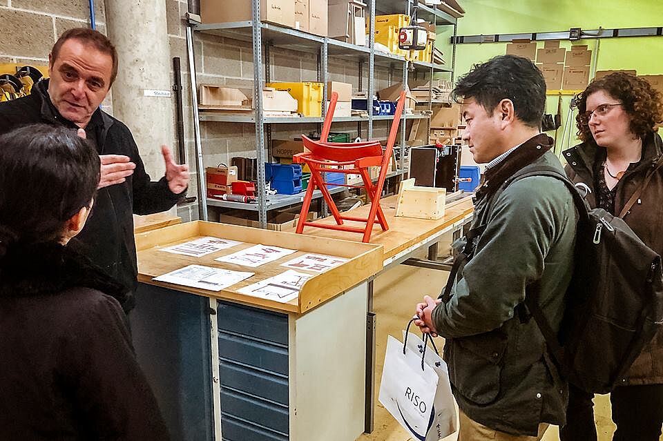 Die japanischen Gäste besichtigen die Werkstätten Meißen. Ein Mitarbeiter erklärt führt den Besuch durch die Produktion und erklärt die Arbeit in den Werkstätten.
