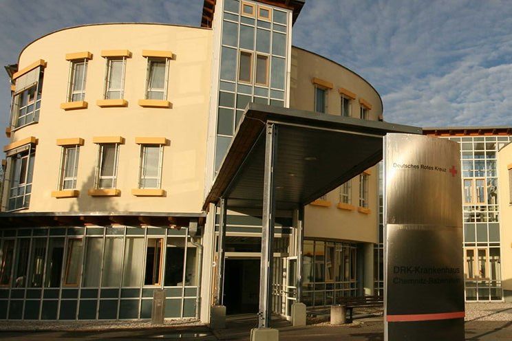 Das Gebäude des DRK Krankenhauses Chemnitz ist bei Sonne fotografiert.