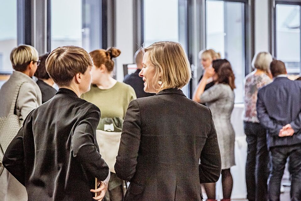 Frauen besprechen sich auf der Hausmesse Digitalisierung im Landesverband