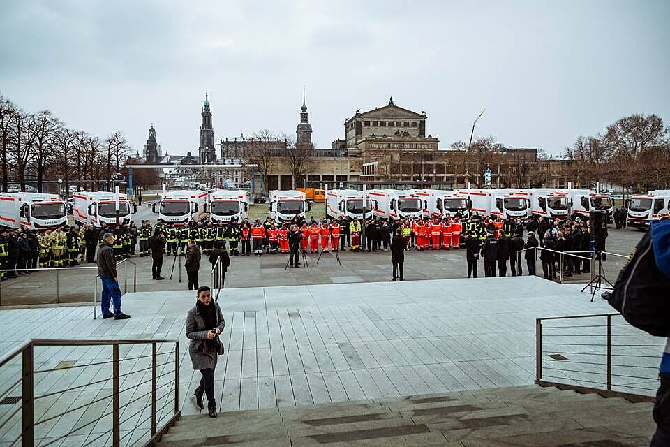Auf einem großen Platz stehen die 14 neuen Einsatzwagen für den Katastrophenschutz in Sachsen.
