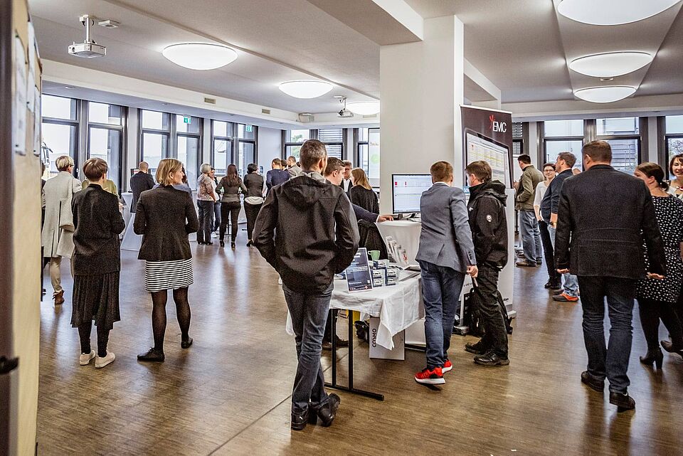 Besucher schauen sich die auf der Hausmesse des Landesverbandes um